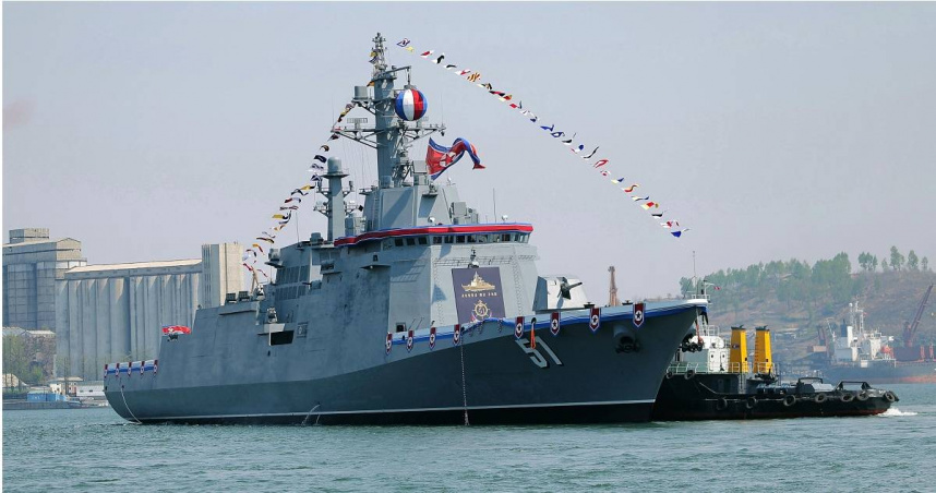 北韓4月25日下水的5千噸級驅逐艦「崔鉉浩號」（최현호）。（圖／達志／美聯社）