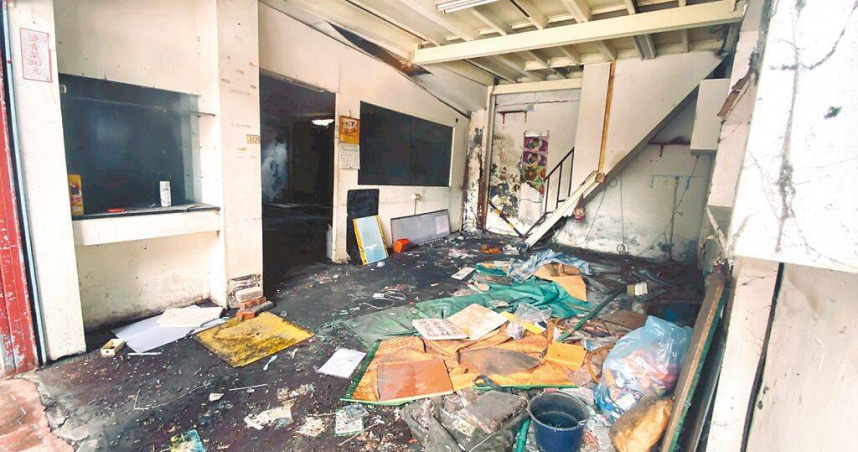 新北市新店區碧潭吊橋周邊多處土地及屋舍,自國產署移轉土地迄今,已閒置14年。議員陳儀君揭露,戶外土地雜草叢生,室內空間堆滿垃圾。(圖/議員陳儀君提供/中國時報高鈞麟新北傳真)