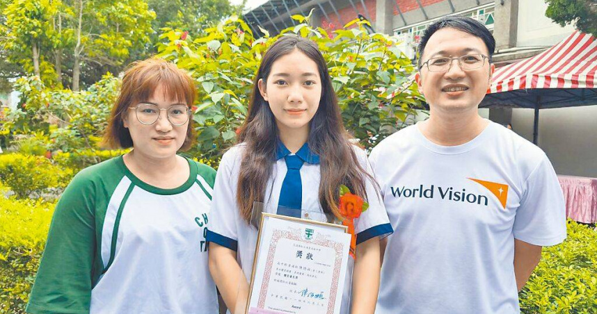 總統教育獎得主、花蓮縣海星高中學生陳詩涵（中）3日與媽媽（左）、展望會東區辦事處長李玉明（右）參加畢業典禮，陳詩涵鼓勵學弟妹朝夢想前進。（圖／世界展望會提供／中國時報王志偉花蓮傳真）