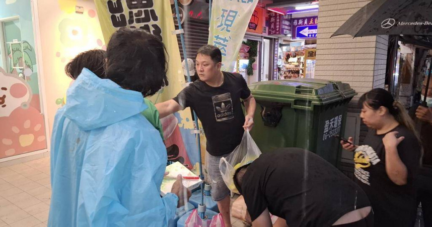 一夜干燒烤店老闆黃宗憶（中）投入救濟街友快4年，每週三提著70個便當到街頭發送，愈來愈多朋友認同加入贊助行列。（圖／程炳璋攝）