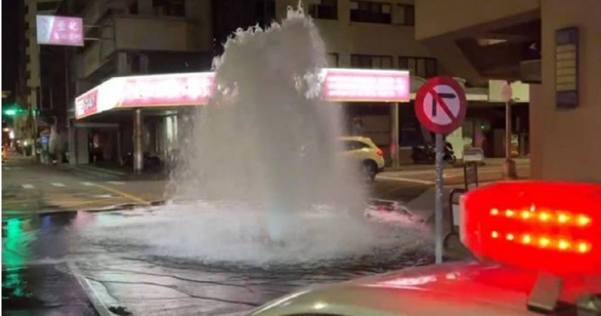 台中教育大學旁的消防栓，慘遭轎車撞斷湧出噴泉，豈料駕駛竟肇事逃逸遭追緝。（圖／翻攝畫面）