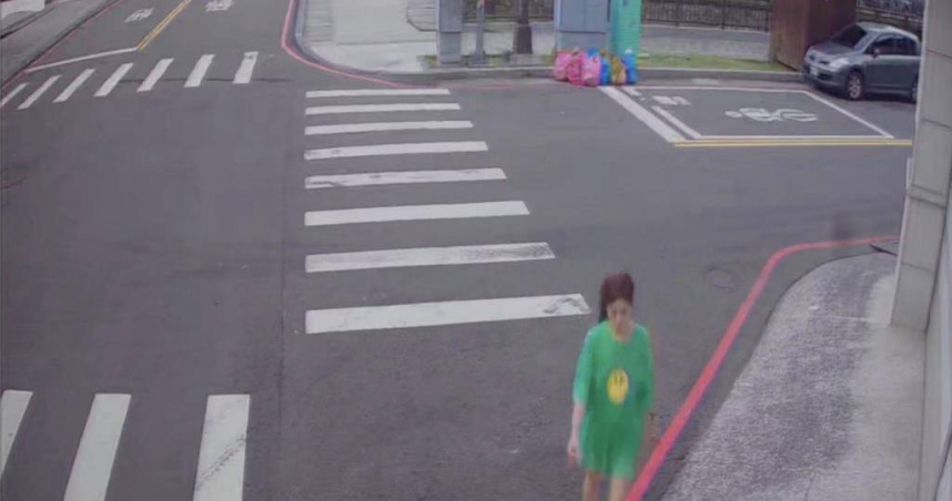 監視器錄下長髮女清晨5點多在信義南路、有恆街口堆置垃圾。（圖／民眾提供）