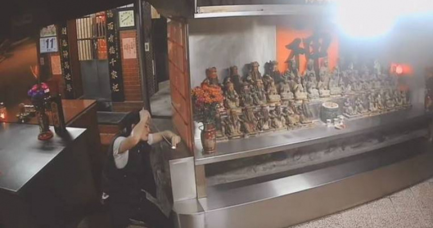 台北市某間宮廟發生竊案，1名男嫌將鐵絲黏上雙面膠，再趁機從功德箱到手3500元香油錢。（圖／翻攝畫面）