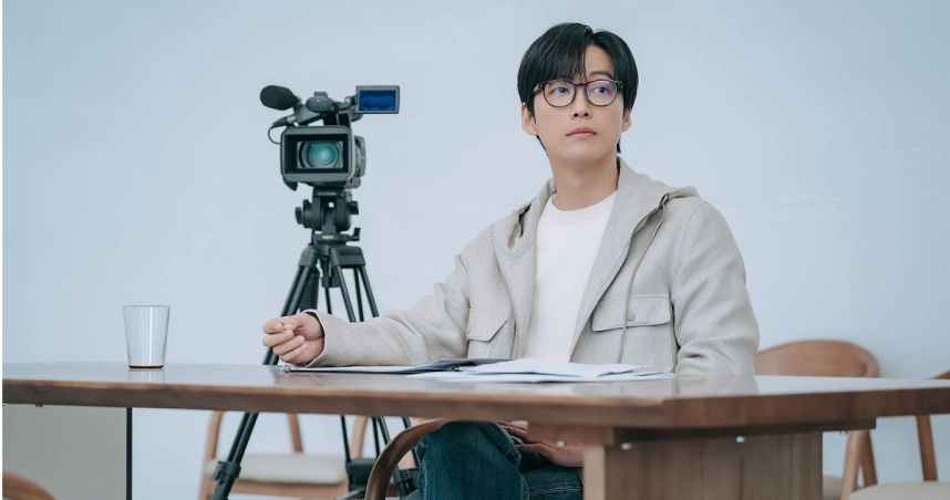 南宮珉過去有執導經歷，所以原本沒有為了角色準備過於亮麗的妝造。（圖／Disney+提供）