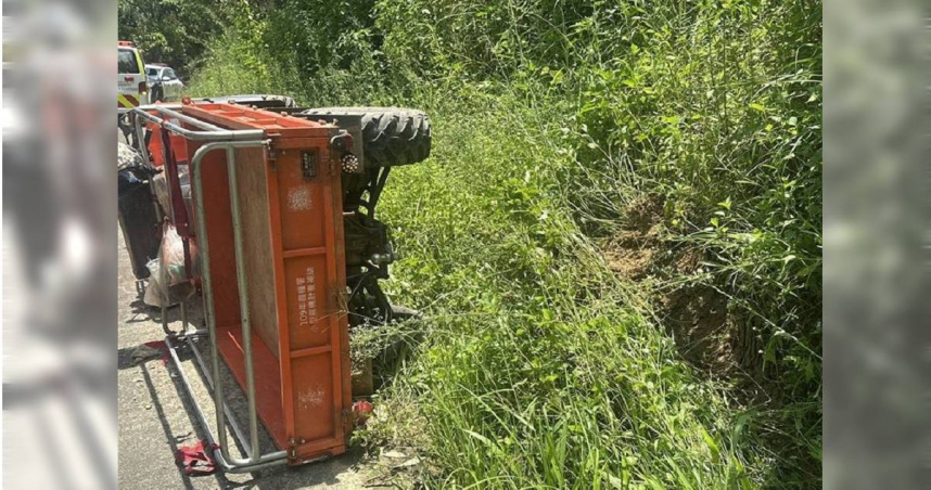 今（21）日上午，74歲劉姓農婦駕駛農用車行駛在苧園巷產業道路時，車輛因不明原因翻覆，劉婦遭農用車壓住頸部身亡。（圖／翻攝畫面）
