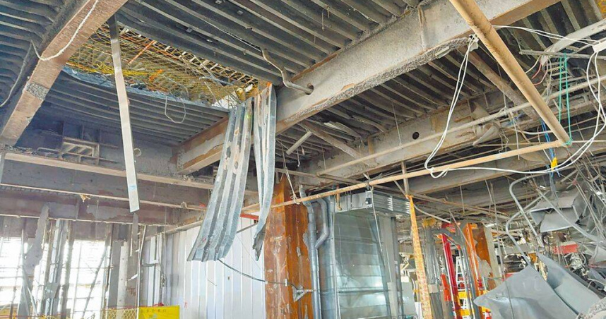 台中新光三越修復工程，21日發生鋼承板掉落意外，市府要求局部停工。（台中市府提供／陳淑娥台中傳真）