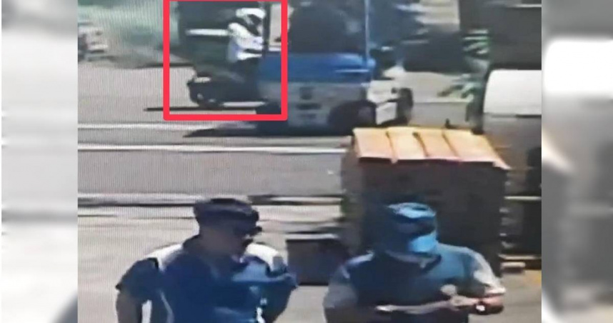 台南市學甲區一名飲料店女外送員（左上）騎機車閃避不及撞上推高機，彈飛重摔送醫不治。（圖／翻攝畫面）