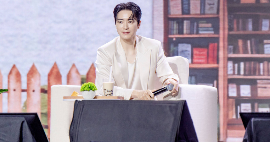 李浚赫在台上品嚐鳳梨酥與珍珠奶茶，透露此次來台大吃六籠小籠包。（圖／希林國際Chillin International提供）