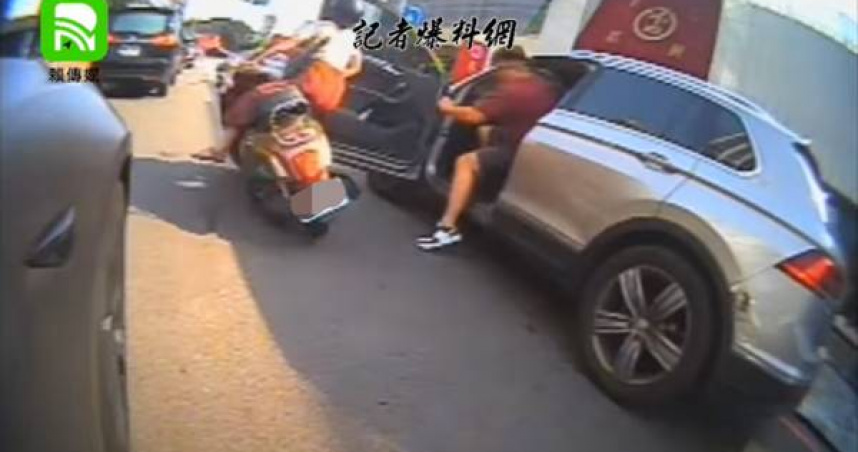 騎士撞飛慘摔駕駛車門突開害命釀禍。（ 圖／翻攝記者爆料網畫面）