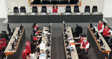 中央災害應變中心今日上午舉行丹娜絲颱風第14日工作會報。(消防署提供)