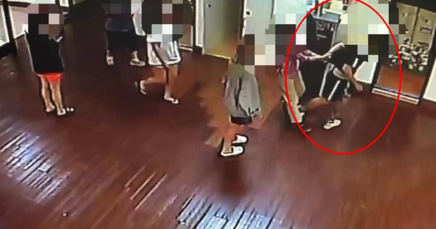 高雄男子在圖書館服勞役期間涉嫌偷拍，被警方逮捕送辦。（圖／翻攝畫面）