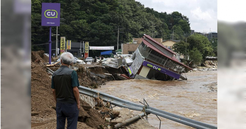 南韓自7月16日起一連多天暴雨，導致18人死亡、9人失蹤，逾1.4萬人緊急撤離。（圖／達志／美聯社）