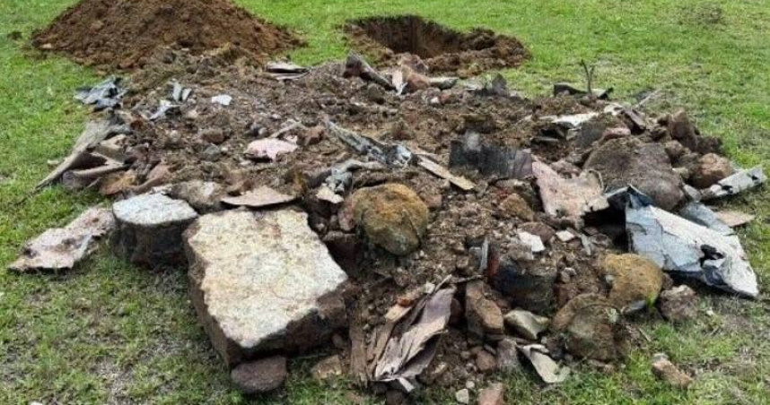 新竹市府於今年7月對華德福學校草地進行局部開挖，實地查證結果發現多種營建廢料。（圖／翻攝自新竹市府網站）