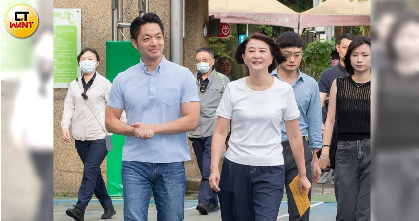 蔣萬安今天陪同北市五藍委投票，並強調天氣很好，心情很好，請市民踴躍行使公民權投票，圖為蔣萬安陪同王鴻薇投票（圖／黃威彬攝）