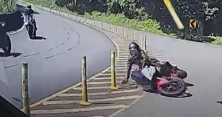 北宜彎道重機滑行對撞轎車。（圖／翻攝畫面）