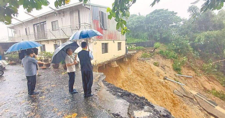 台南市柳營區旭山里一處民宅2日晚間發生地基淘空、邊坡土石滑落情形，相關單位人員3日前往會勘，為避免後續可能災害，緊急撤離住戶共8人。（圖／柳營區公所提供）
