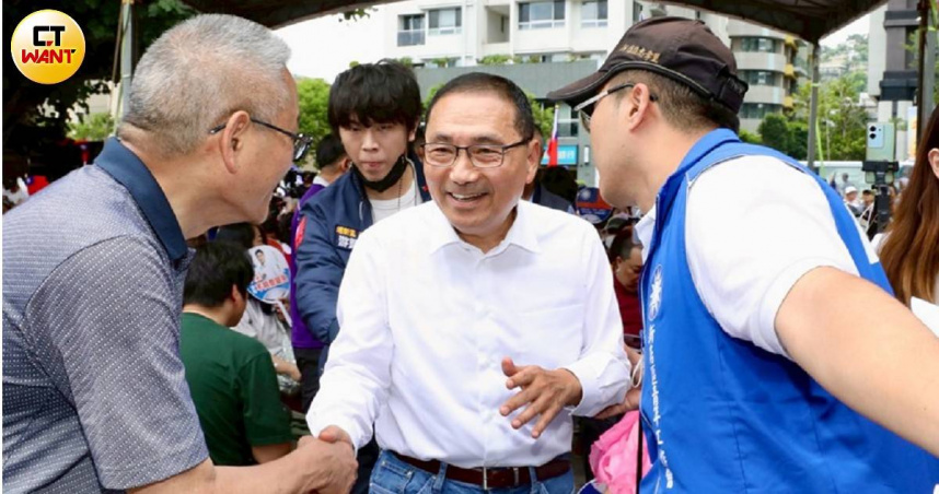 新北市長侯友宜（中）認為安全無虞之下可以善用核能。（圖／方萬民攝）