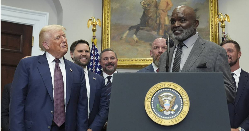 美國總統川普（左）重啟全國體育委員會，延攬有性犯罪紀錄的前NFL巨星泰勒（右）擔任委員，引發爭議。（圖／達志／美聯社）