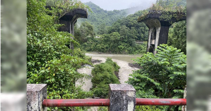 北台灣對流旺盛雨彈狂炸，17人溯溪受困烏來加九寮溪，目前已脫困。（圖／翻攝畫面）