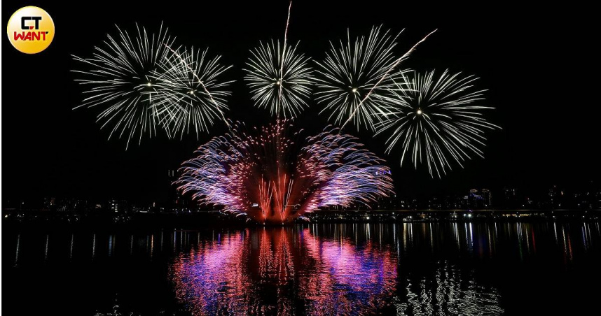 「2025大稻埕夏日節」6日登場，絢麗的煙火在夜空中綻放，讓觀賞民眾驚呼連連。（圖／方萬民攝）