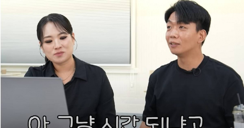 鄭智善（左）和林泰訓（右）看《一飯封神》。（圖／翻攝自YouTube／정지선의 칼있스마，下同）