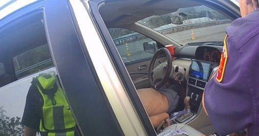 楊柳颱風天警眼尖車內昏迷男即刻獲救。（圖／翻攝畫面）