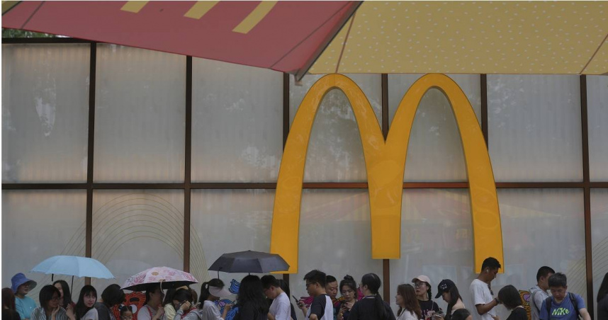 美國跨國速食連鎖巨頭麥當勞（McDonald's）正在大幅下調套餐價格。（圖／達志／美聯社）