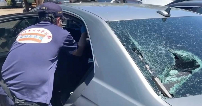 新北市蘆洲區永安南路停車場發生槍擊案，警方查扣改造手槍及子彈等證物，涉案4人落網。（圖／翻攝畫面）