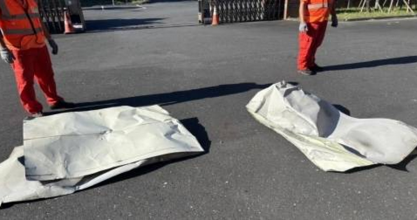 國道驚現巨鐵皮黑色轎車閃避不及當場撞上。（圖 ／翻攝畫面）