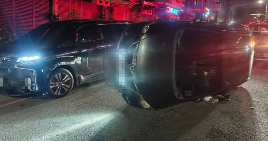 高雄鳳山區發生自撞翻車事故，通緝犯陳姓男子載嬰兒疲勞駕駛肇事，嬰兒一度被困車內。（圖／翻攝畫面）