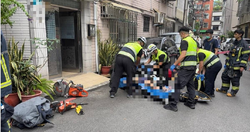 2日上午，新北市板橋區南雅西路2段某巷內一處家庭式食品加工廠發生死亡意外。60多歲陳姓女員工在處理水餃肉餡時，右手不慎遭絞肉機捲入，上半身陷入肉餡中窒息身亡。（圖／翻攝畫面）