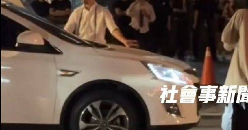 醉男游某酒後在信義區松仁路攔車砸毀，對女駕駛怒嗆「你撞我啊」，整個過程被路人拍下。（圖／翻攝《社會事新聞影音》）