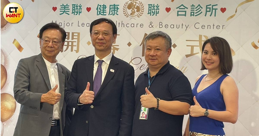 衛福部部長石崇良（左二）9日表示，再生醫療，數位醫療，智慧醫療，是我國的下一座護國神山，如同半導體護國神山，需要一個產業鏈的形成。左一為宣捷集團創辦人宣明智，右二為宣捷幹細胞董事長宣昶有。（圖／李蕙璇攝）