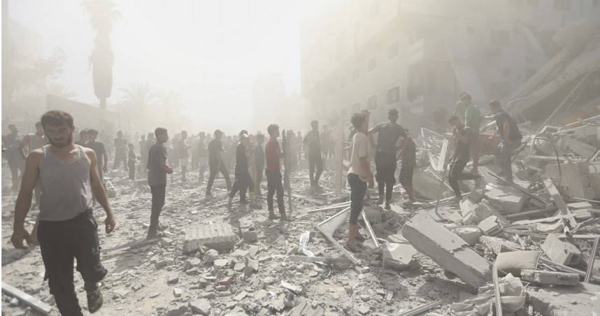 以色列軍方14日加強對加薩城的空襲，摧毀多座高層建築。（圖／達志／美聯社）