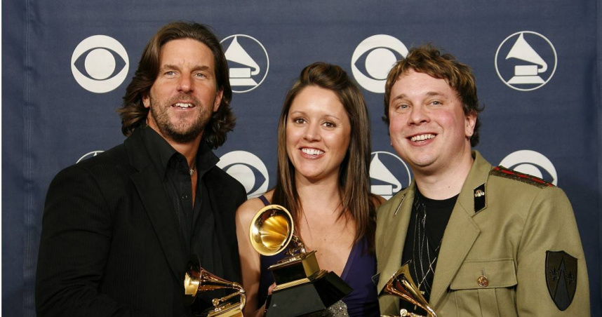 第49屆格萊美頒獎典禮上，布雷特詹姆斯 (Brett James)（左）手持最佳鄉村歌曲獎《Jesus, Take the Wheel》。（圖／達志／美聯社）