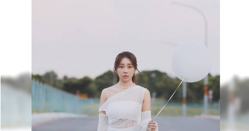 艾薇推出首支創作單曲〈天使借的溫柔〉，獻給已逝的阿公。（圖／原音娛樂提供）