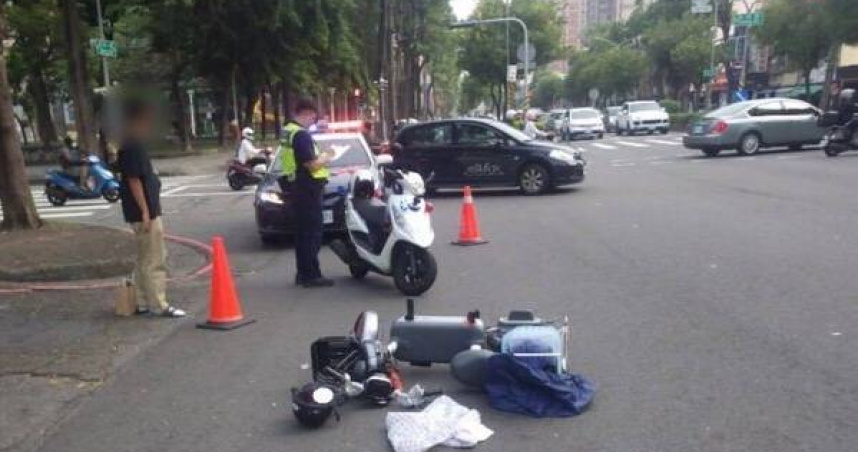 高雄17歲少年無照騎車釀車禍。（圖 ／翻攝畫面）