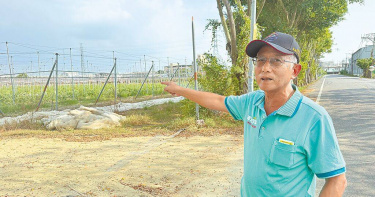 高市府研擬在北高雄新闢7處公辦土資場，其中1處就在燕巢區瓊興路上，瓊林里長張舜傑指出，該處離住宅區太近，擔憂會有環境汙染，希望能換地點設置。（圖／中國時報紀爰攝）