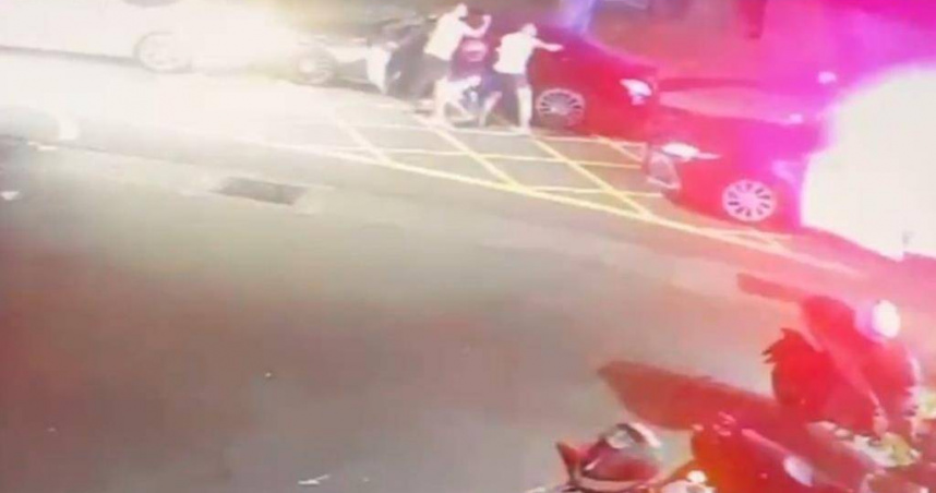 黑賓士連撞人又藏毒，竊車賊雲科大前翻車落網。（圖 ／翻攝畫面）