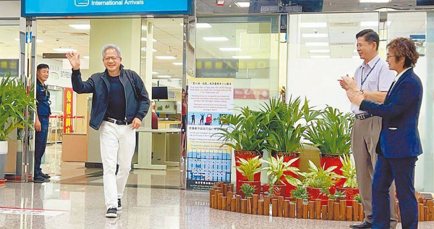 輝達執行長黃仁勳（右三）7日下午搭乘私人飛機抵達台南機場，台南市副市長趙卿惠（右一）到場致意。（圖／中國時報洪榮志攝）