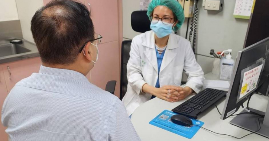 新竹台大分院神經部醫師陳郁欣說明「傷害可塑性疼痛」的成因與治療方向。（圖／新竹台大分院提供）