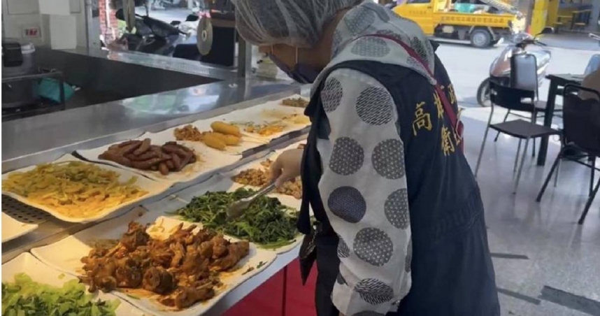 近日有民眾於社群媒體反映，鳳山區某餐飲業者販售之餐食內疑似混入菸蒂，引發食品安全衛生疑慮，高雄市衛生局今（25）日獲報後，隨即派員至現場查察。（圖／高雄市衛生局提供）