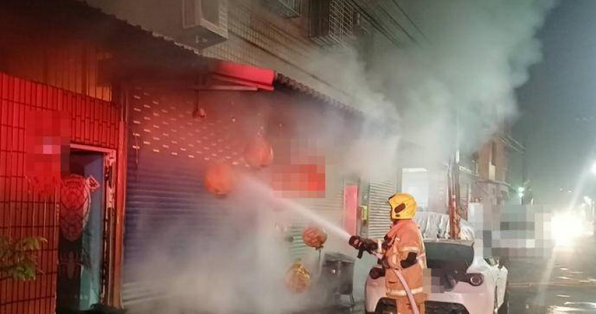 高雄市大寮區一棟住宅式宮廟深夜發生火警。（圖／翻攝畫面）
