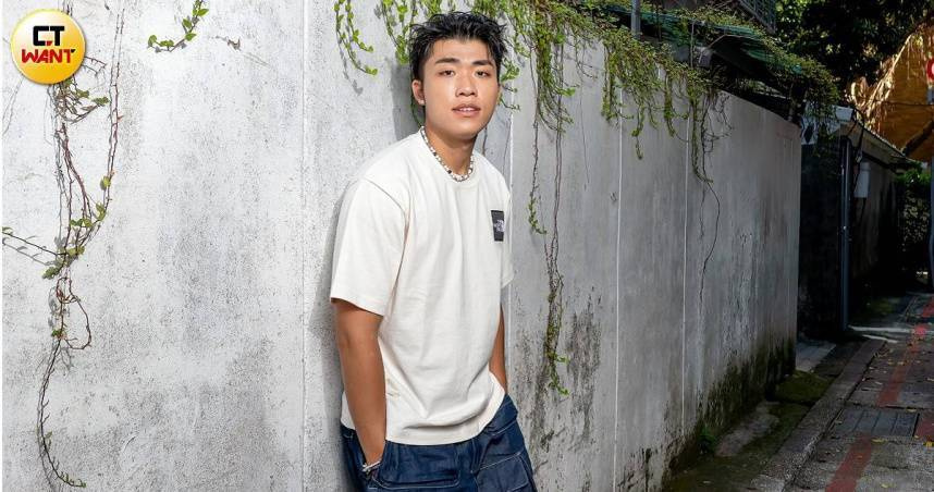 新生代男歌手王ADEN近期陷入爭議，台北跨年場被取消後，宜蘭跨年和其他校園演唱會也先後被取消了。（圖／焦正德攝）