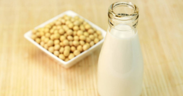 羅晞蕾提醒,如身體缺乏維生素D,可以多吃深海魚、蛋黃,以及有強化的牛奶、豆漿。(示意圖/photoAC)