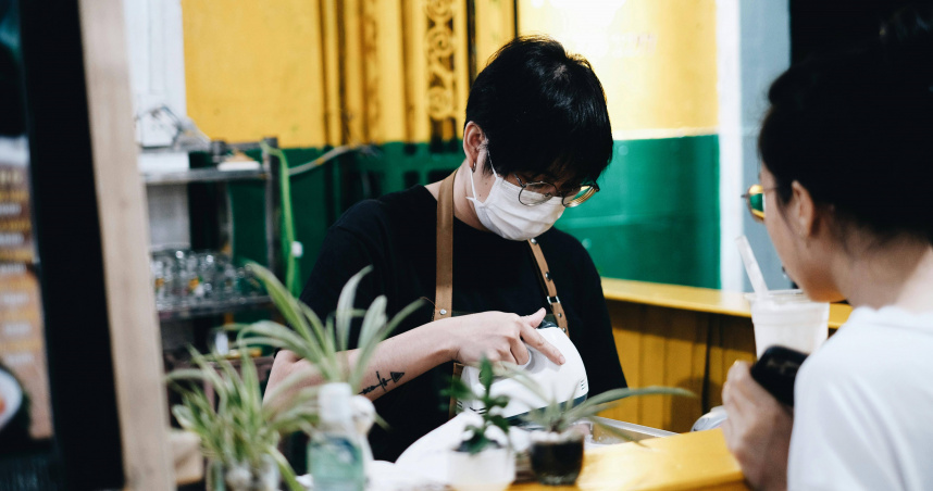 一名老闆在Threads上發文抱怨，基本時薪調漲後，一整日的營業額都無法負擔人事成本。（示意圖／Pexels）