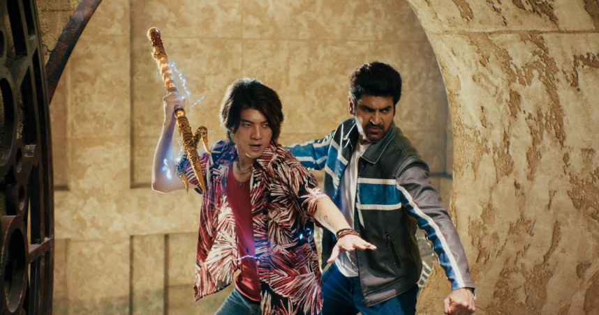 林哲熹拿起充滿電流的三叉戟跳起來英勇奮戰。（圖／光盛影業）