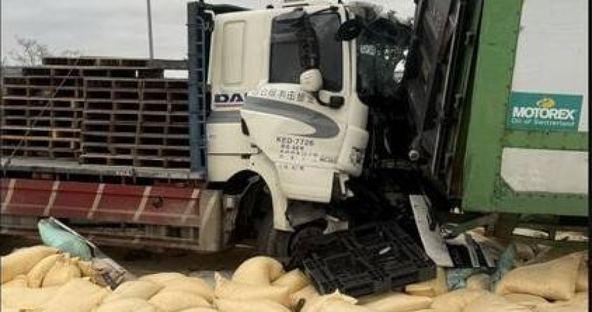 大貨車翻覆飼料灑滿路面回堵3公里