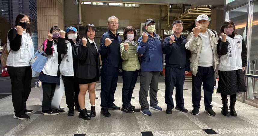 女毒蟲撞死所長一審判死　土城警法庭外聲援：正義終獲彰顯