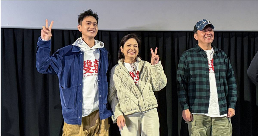 劉冠廷（左起）、楊貴媚、庹宗華三人手牽手重現戲外限定的「世紀大和解全家福」。（圖／水花電影提供）